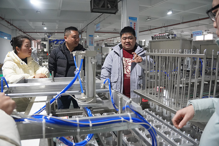 全自動(dòng)食用冰生產(chǎn)線灌裝包裝設(shè)備升級